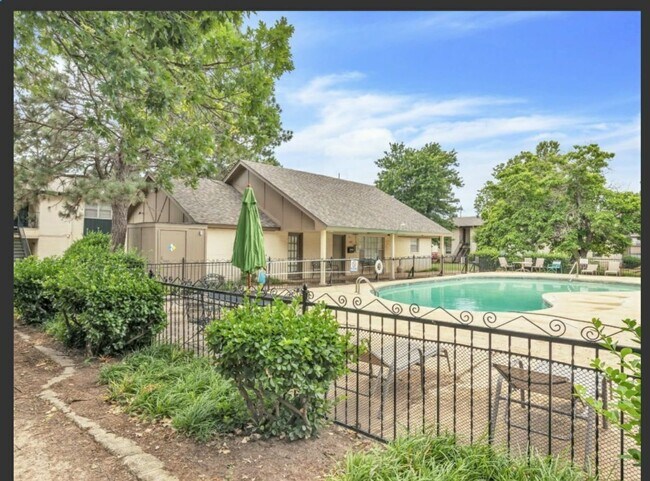 Building Photo - 2 bed 2 bath downstairs condo unit with co...