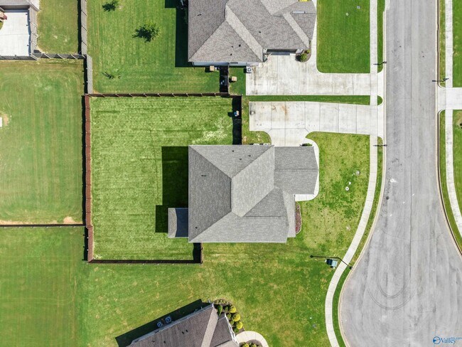 Building Photo - 14725 Commonwealth Dr