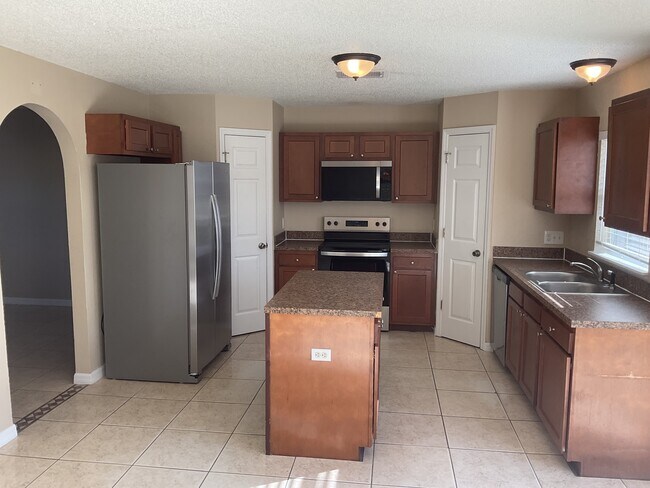 Building Photo - 16000 Wilkinson Dr