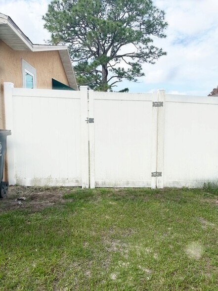 Entrance to unit/ patio - 670 NW Treemont Ave