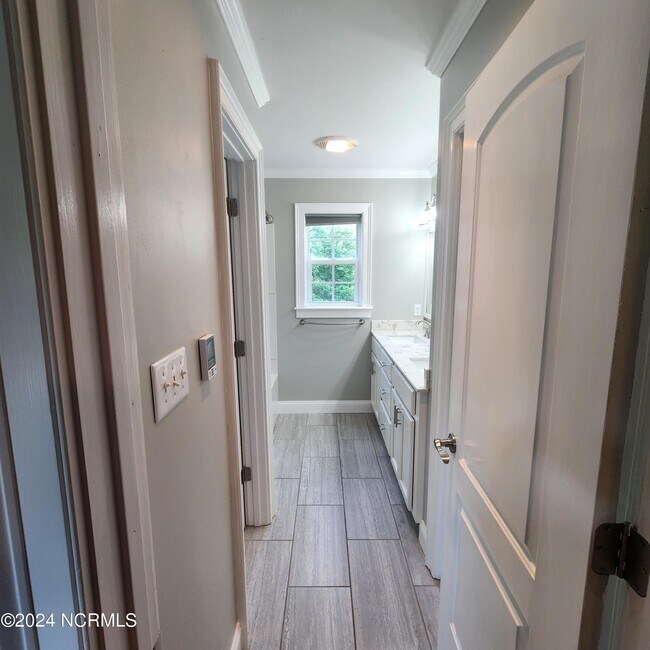 Building Photo - 115 Blue Bird Ln