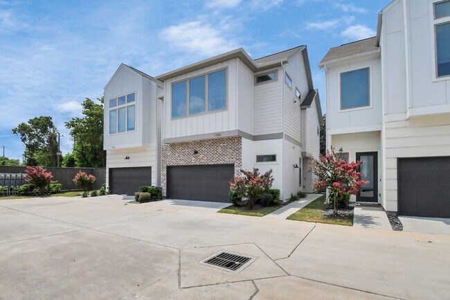 Building Photo - 1105 Olivier Ln