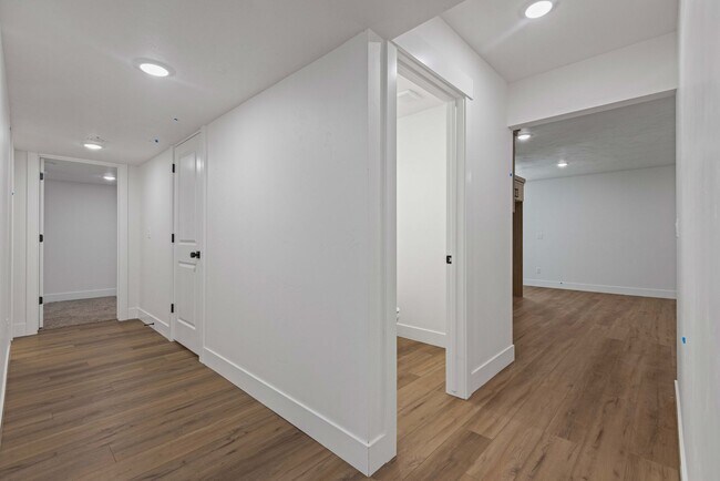 Building Photo - B524AG