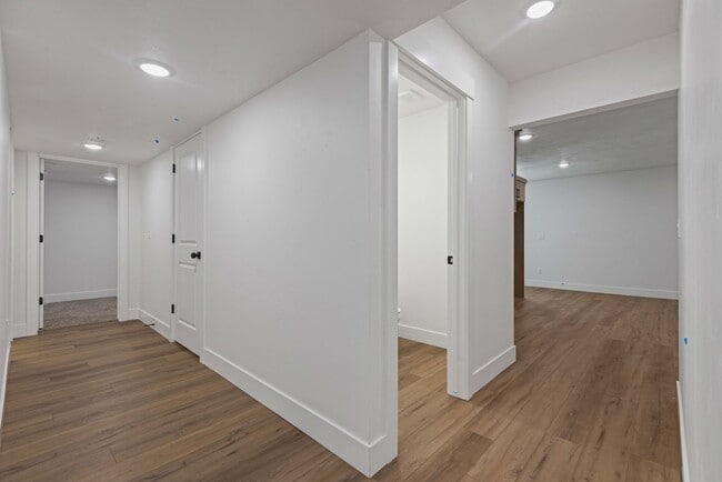 Building Photo - B532AG