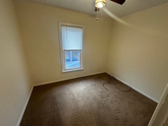 Building Photo - 3 Bedroom Home Available in July