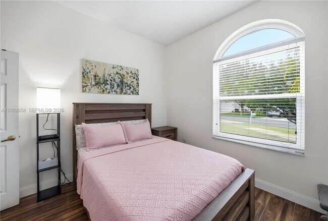 Building Photo - 2615 SE 5th Ct