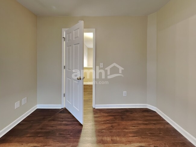 Building Photo - 200 Crossview Dr