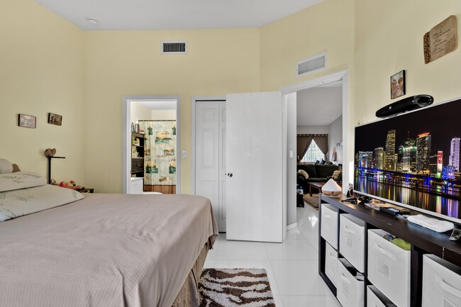 Building Photo - 3395 NE 9th Dr