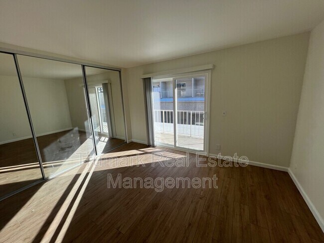 Building Photo - 2719 Montrose Ave