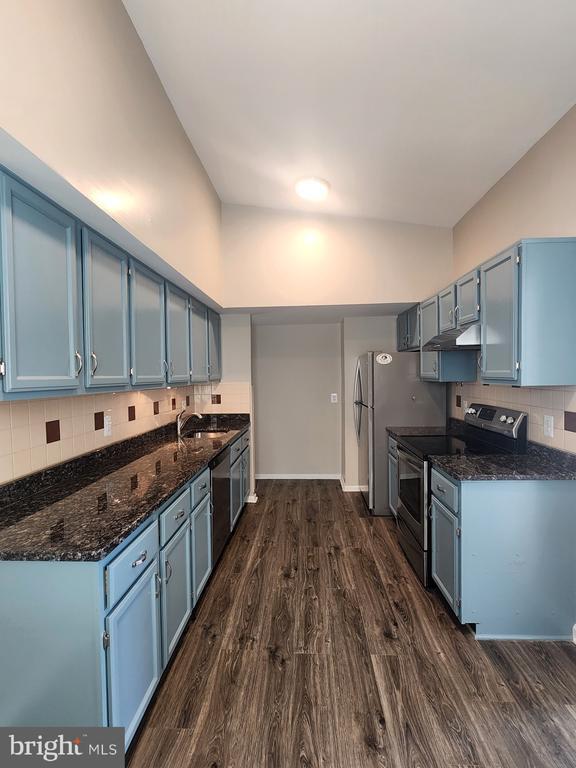 Building Photo - 20323 Beaconfield Terrace