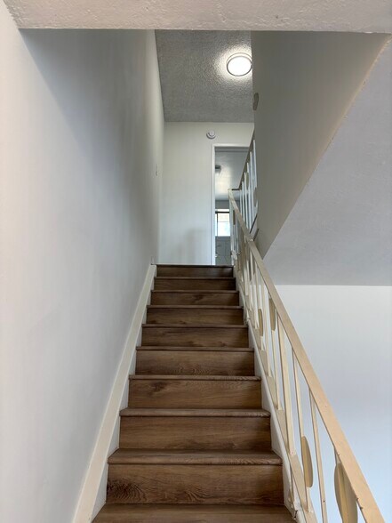 Building Photo - 673 S Eremland Dr