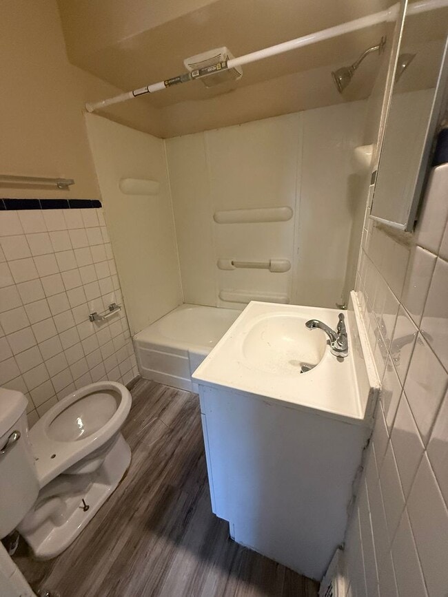 Building Photo - Euclid 4 Bed Single Water/Sewer included