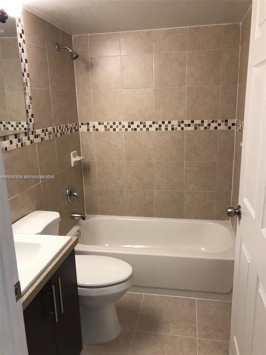 Building Photo - 1400 San Remo Cir