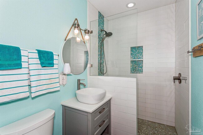 Building Photo - 231 Sabine Dr