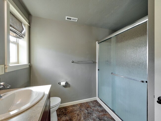Building Photo - Beautiful 4 bedroom/2.5 Bath Home On Large...