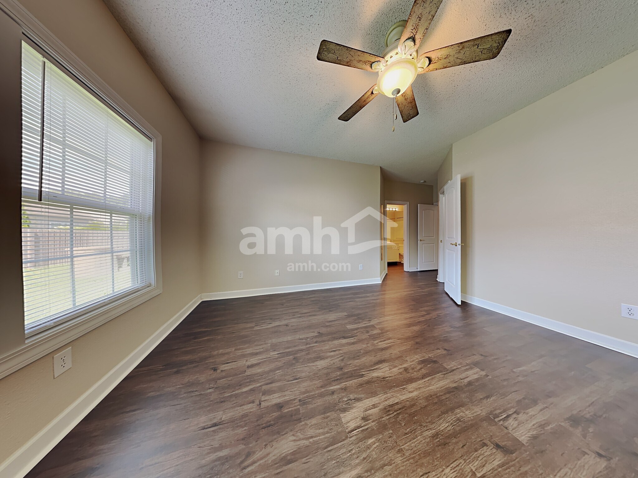 Building Photo - 10884 Roundtree Rd