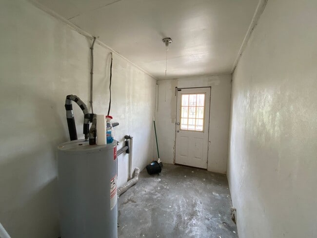 Building Photo - 2 bedroom, 1 bath Home!