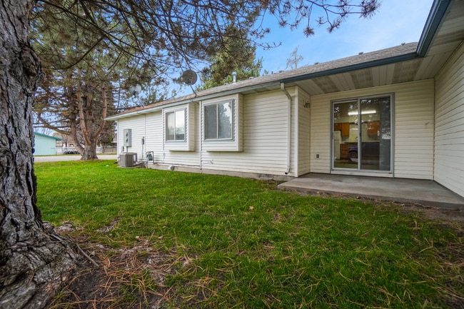 Building Photo - 79 E 2nd St N