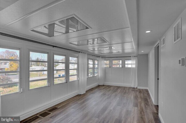 Building Photo - 933 N Hanover St