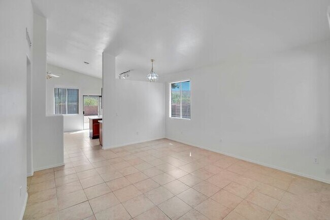 Building Photo - Gorgeous 3 Bedroom 2 Bath Home in Rita Ranch