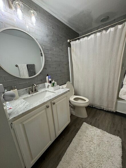 Main bathroom (next to 1st and 2nd bedroom) - 3 Greenfield Dr