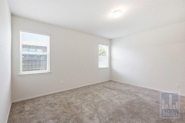 Building Photo - 729 Manzano Ln