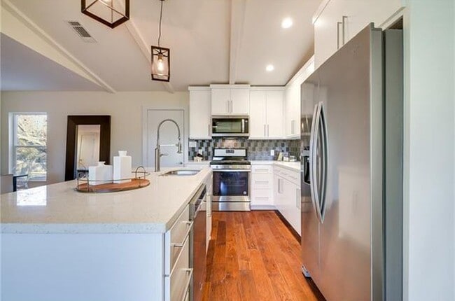 Building Photo - 5204 King Charles Dr