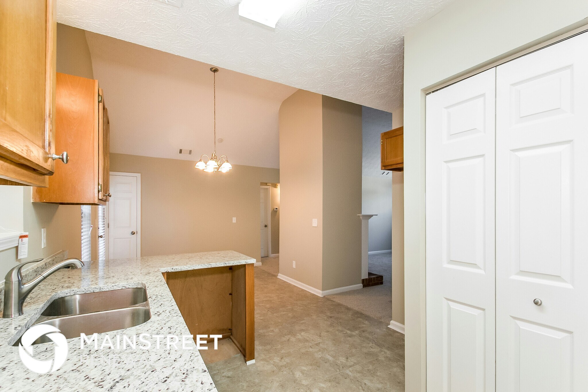 Building Photo - 1136 Oakwood Manor Ct