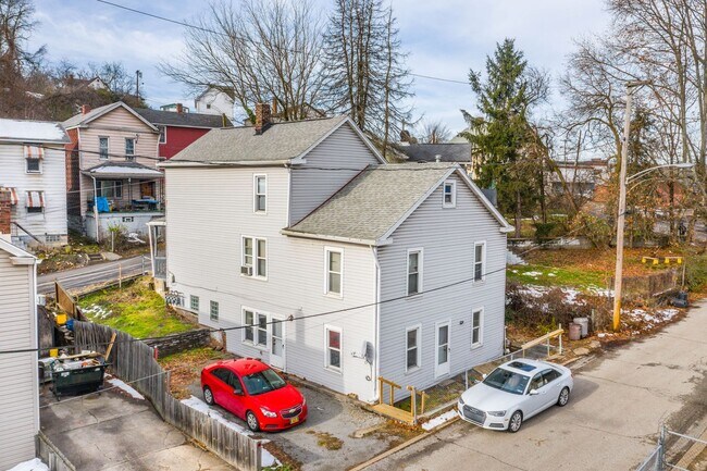 Building Photo - 831 Hall St