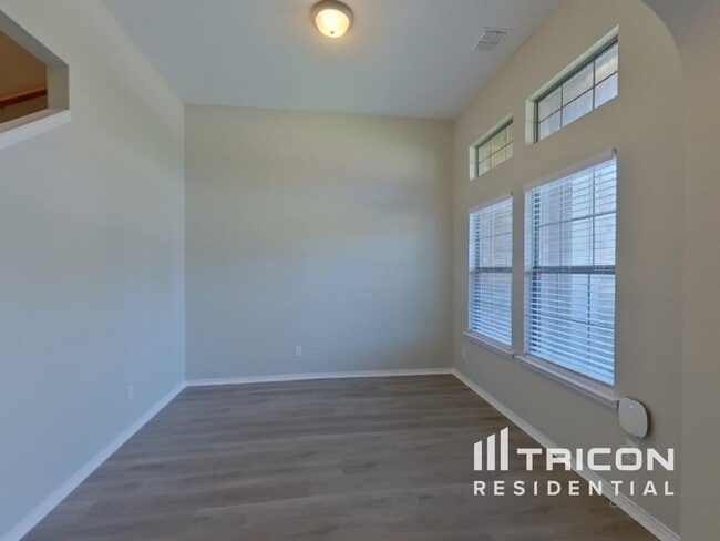 Building Photo - 2989 Lakeview Cir