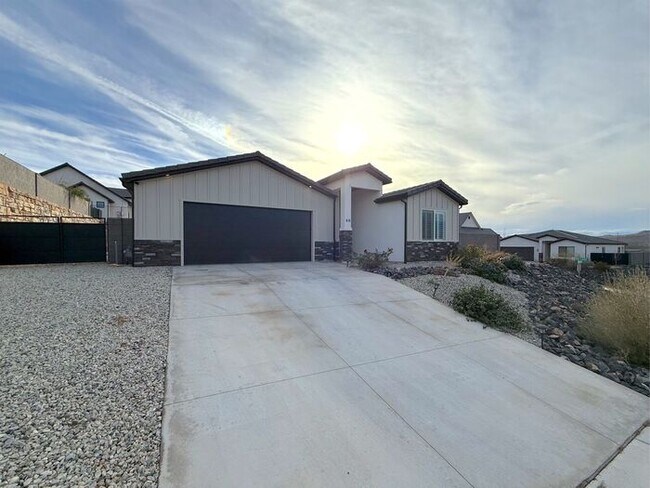 Building Photo - 3 bed, 2 bath home w/2 car garage