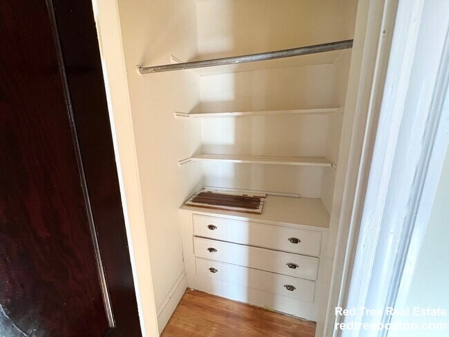 Building Photo - 10 Perkins St