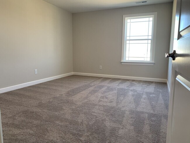 Building Photo - 4 Bed, 3 Bath Home w/ 2 Car Garage and Fen...