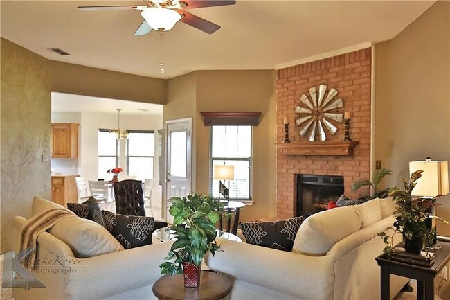 Building Photo - Cute 3-bedroom, 2-bath home