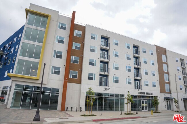 Building Photo - 10568 Gateway Prom
