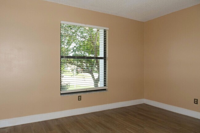 Building Photo - Spacious & Bright 2BD/1BA Home – Move-In R...