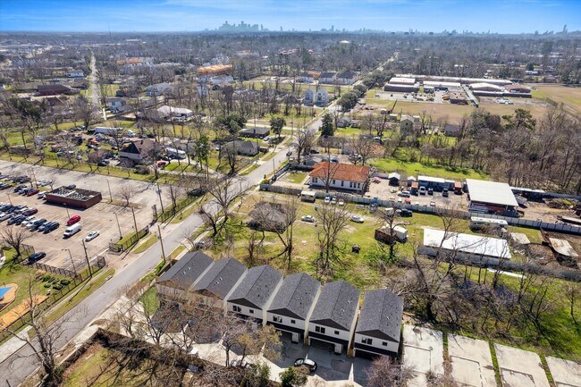 Building Photo - 925 Bianco Ln