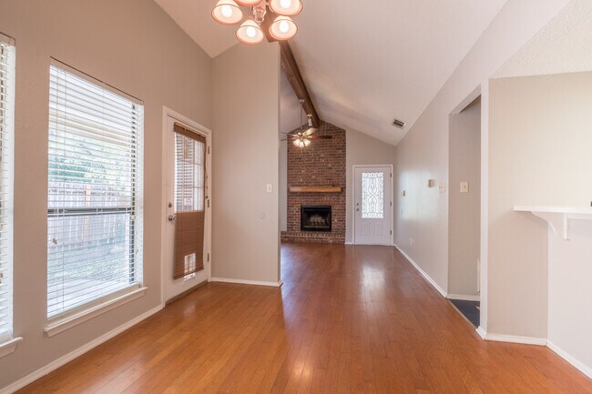 Building Photo - Charming 2-Bedroom, 2-Bath Townhouse in Pflugerville!