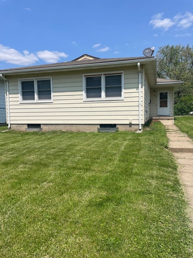 Primary Photo - 2 Bedroom 1 Bathroom Duplex for Rent!