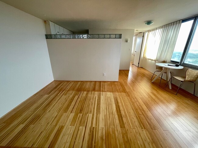 Building Photo - 1 Bedroom/1Bathroom/1Parking Unit Available Soon in Century Park Plaza!