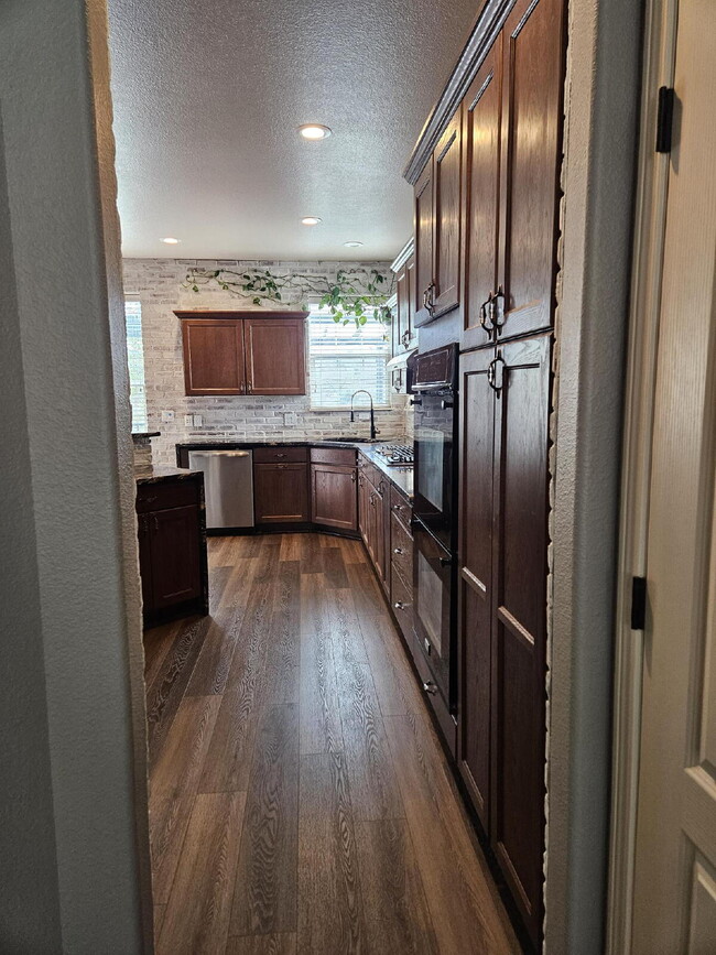 Building Photo - Beautiful 2-Story Home In Hidden River. Finished Basement. Turfed Backyard.