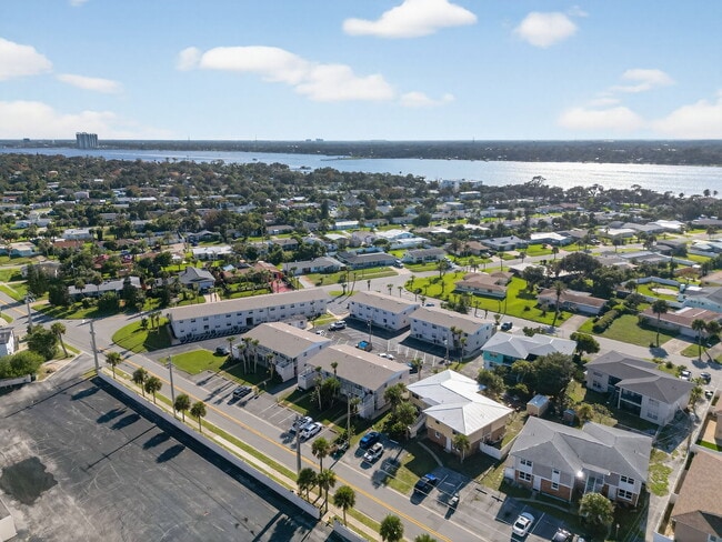 Building Photo - 2417 N Oleander Ave