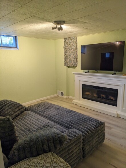 Building Photo - 643 36 1/2 Ave NE