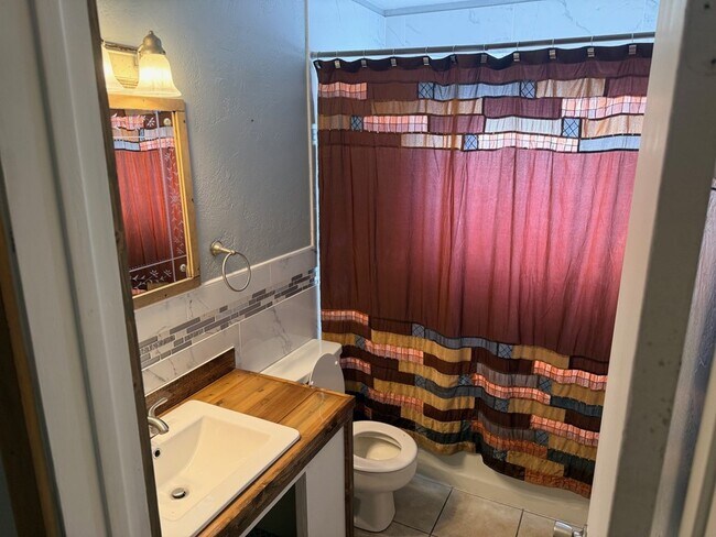 Building Photo - 663 Duke Ave