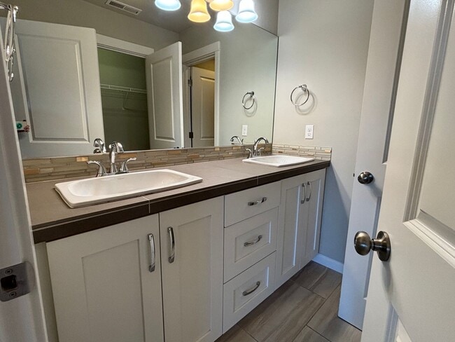 Building Photo - Modern Townhome Available in Wilsonville