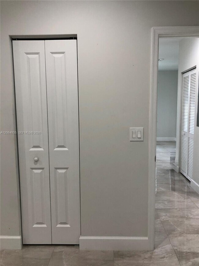 Building Photo - 5745 SW 44th Ct