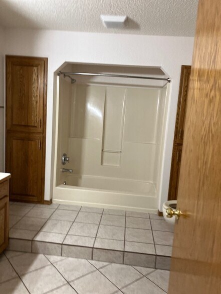 Building Photo - 300 N 31st St