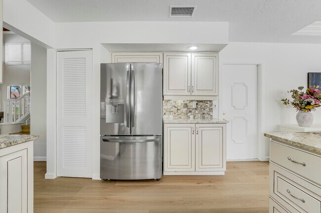 Building Photo - 26 Vía Aurelia