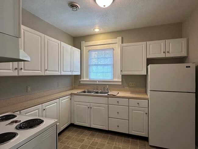 Building Photo - Two bedroom upper duplex
