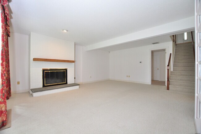 Building Photo - 8 Dickinson Ct